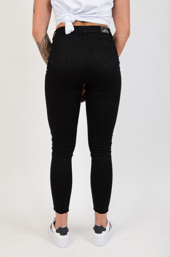 Czarne spodnie jeansowe z przetarciami zapinane na guziki