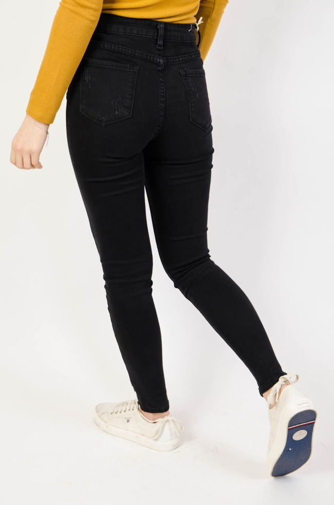 Czarne spodnie jeansowe z szarpaniem i zamkiem na dole nogawki