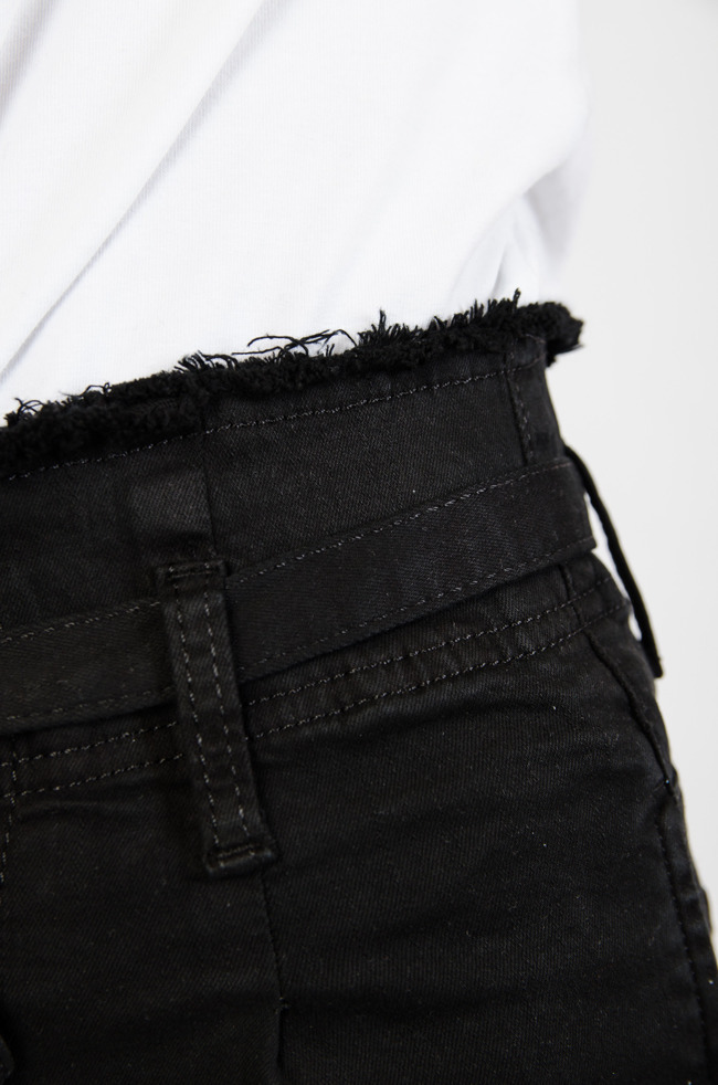 Czarne spodnie jeansowe z wysokim stanem + pasek
