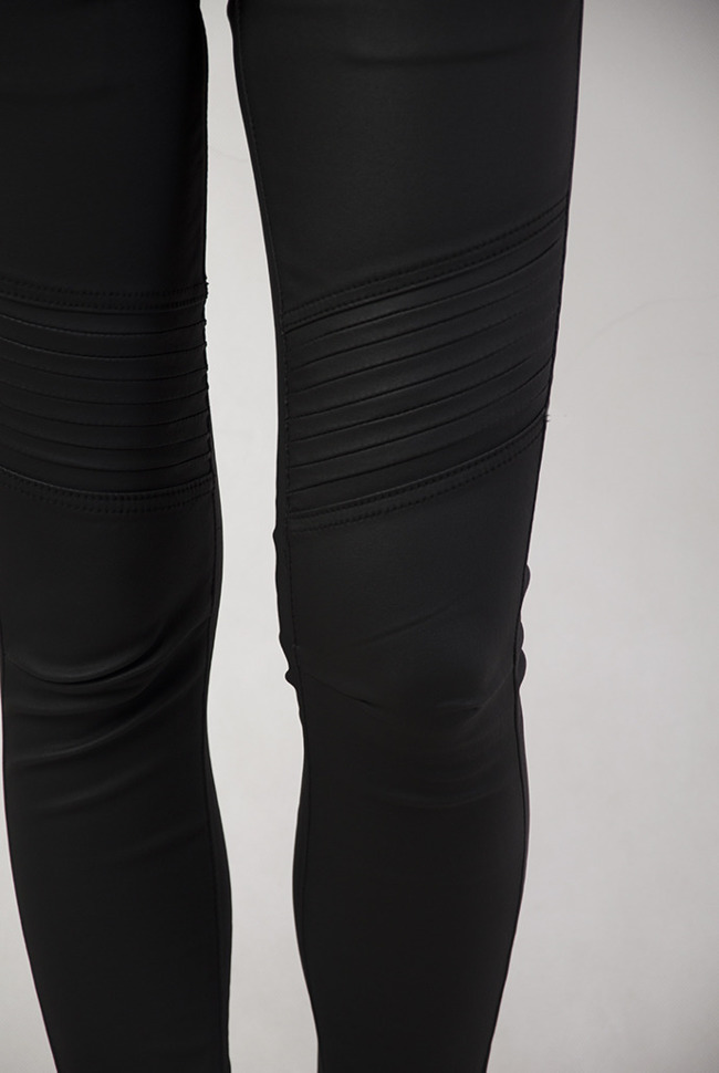 Czarne spodnie skórkowe z zamkiem
