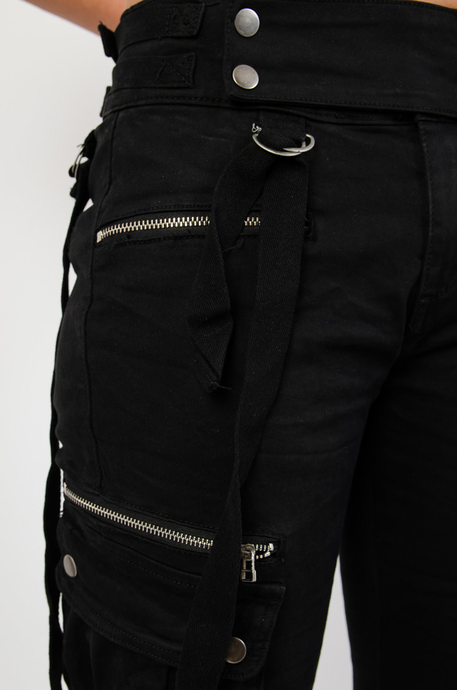 Czarne spodnie typu jogger z zamkami oraz kieszeniami