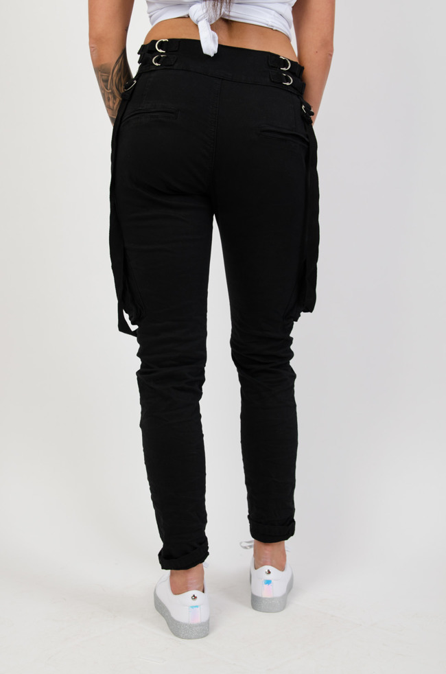 Czarne spodnie typu jogger z zamkami oraz kieszeniami