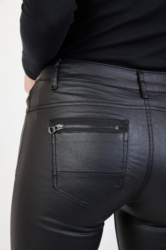 Czarne  spodnie woskowane z zamkami z tyłu