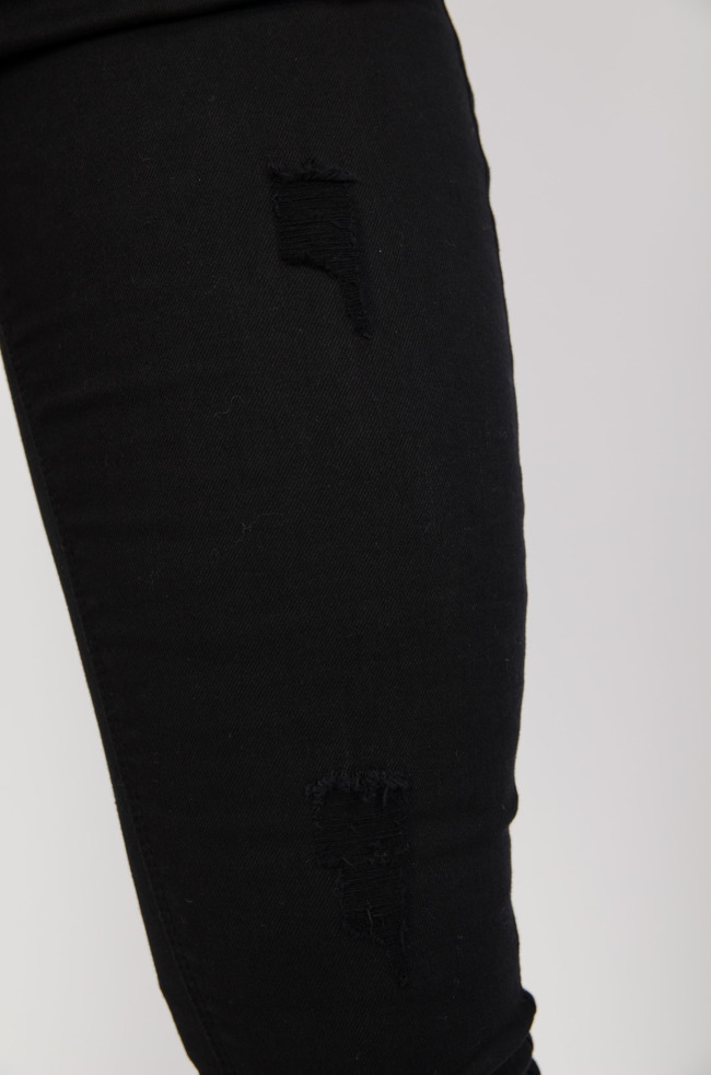 Czarne spodnie z przetarciami 