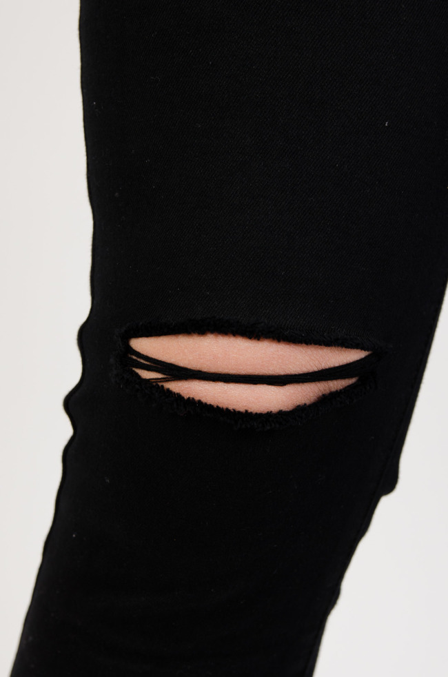 Czarne spodnie z rozcięciami na kolanach oraz szarpaniem na dole nogawki (L-4XL) PLUS SIZE