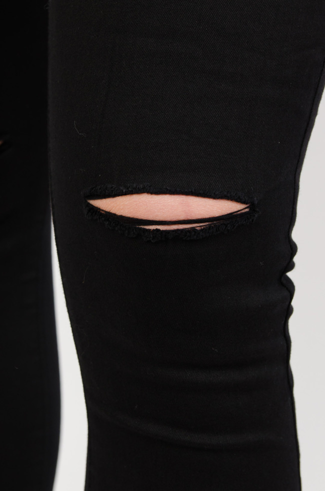 Czarne spodnie z wysokim stanem i rozcięciami na kolanach