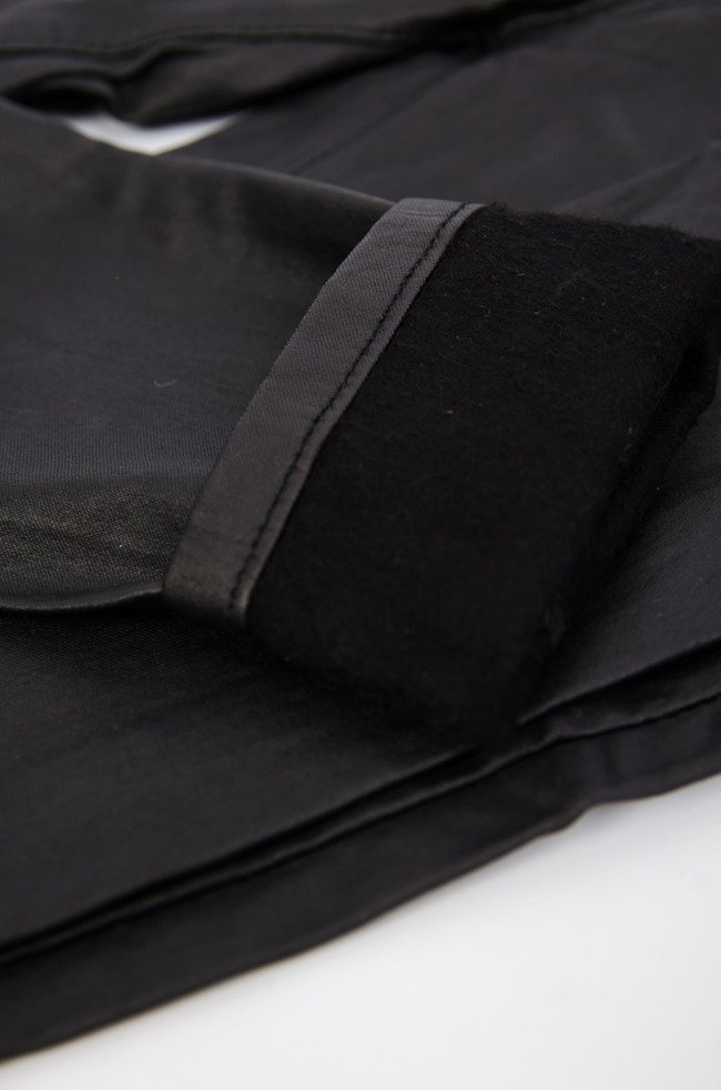 Czarne woskowane spodnie ocieplane plus size z wysokim stanem