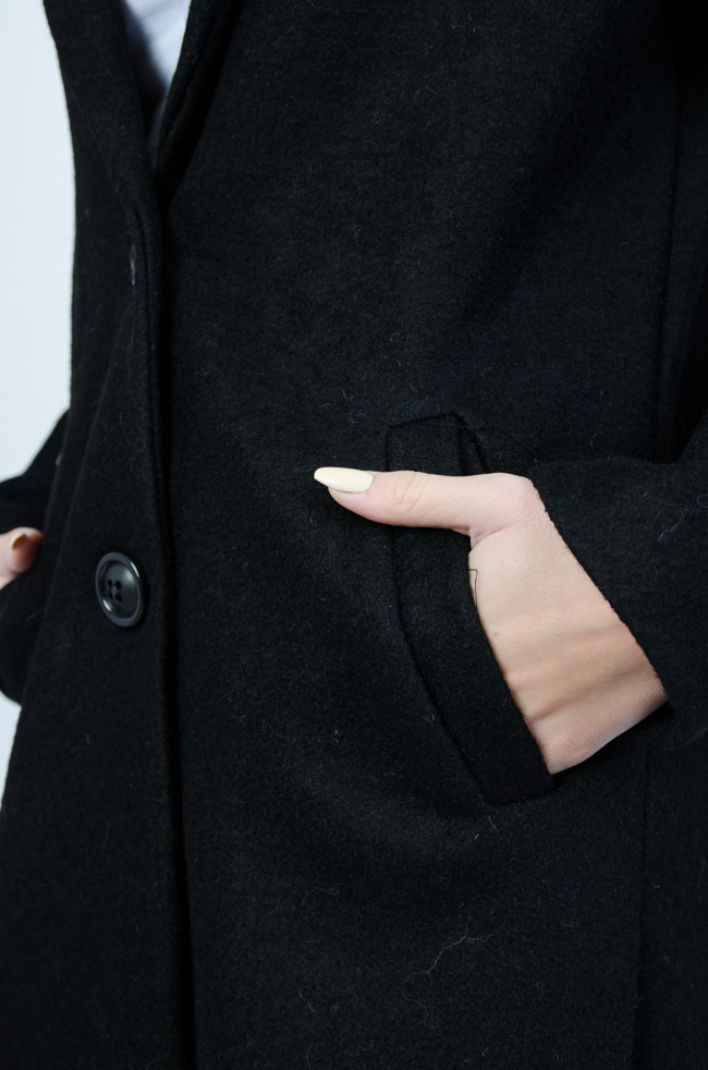 Czarny płaszcz zapinany na dwa guziki