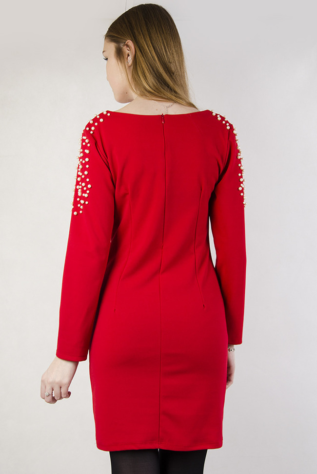 Czerwona dopasowana sukienka z perełkami na ramionach