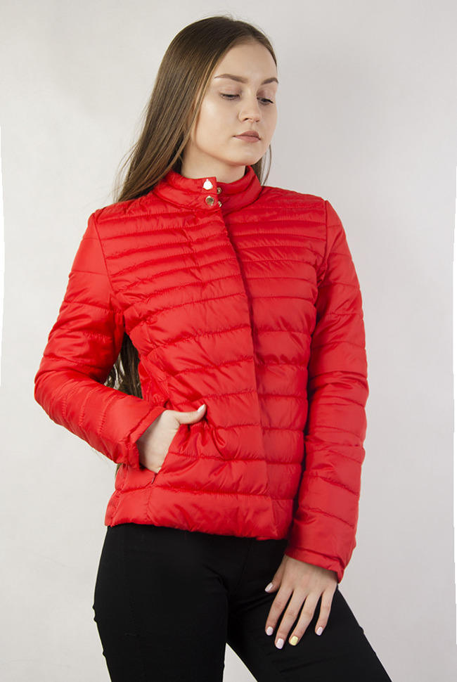 Czerwona pikowana kurtka ze stójką oraz guzikami