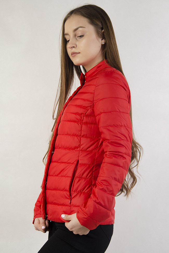 Czerwona pikowana kurtka ze stójką oraz guzikami