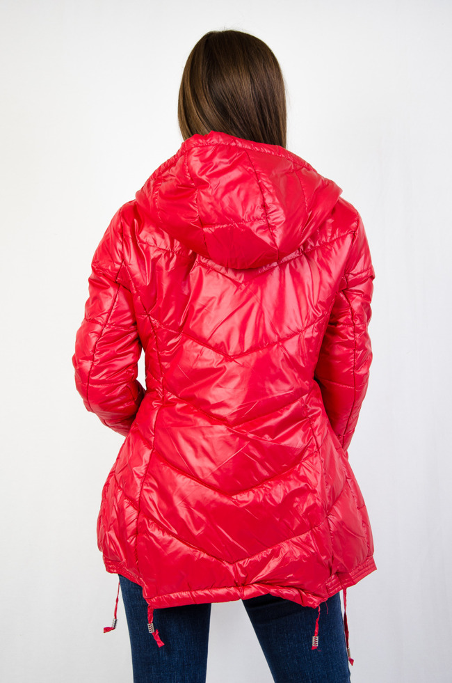 Czerwona taliowana  kurtka ze ściągaczami na dole