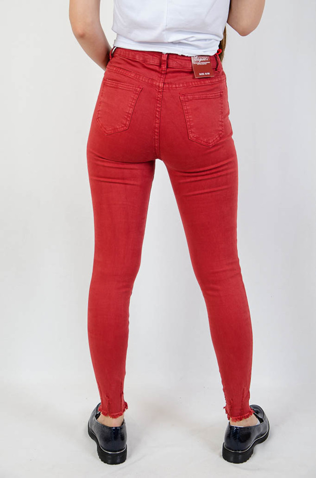 Czerwone spodnie jeansowe z szarpaniami na dole nogawki