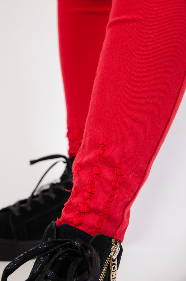 Czerwone spodnie z szarpaniem na nogawce 