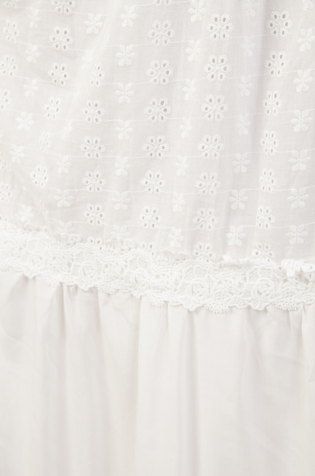 Długa biała sukienka z ażurowymi wstawkami i wiązaniem przy dekolcie