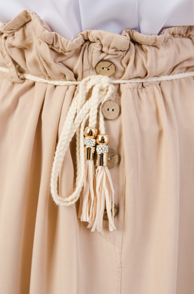 Długa brązowa spódnica z czterema guzikami i  kieszonkami po bokach