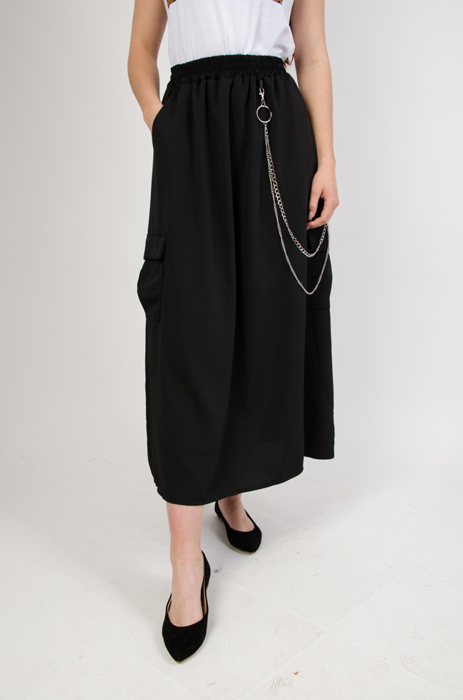Długa czarna spódnica z kieszeniami oraz łańcuszkiem