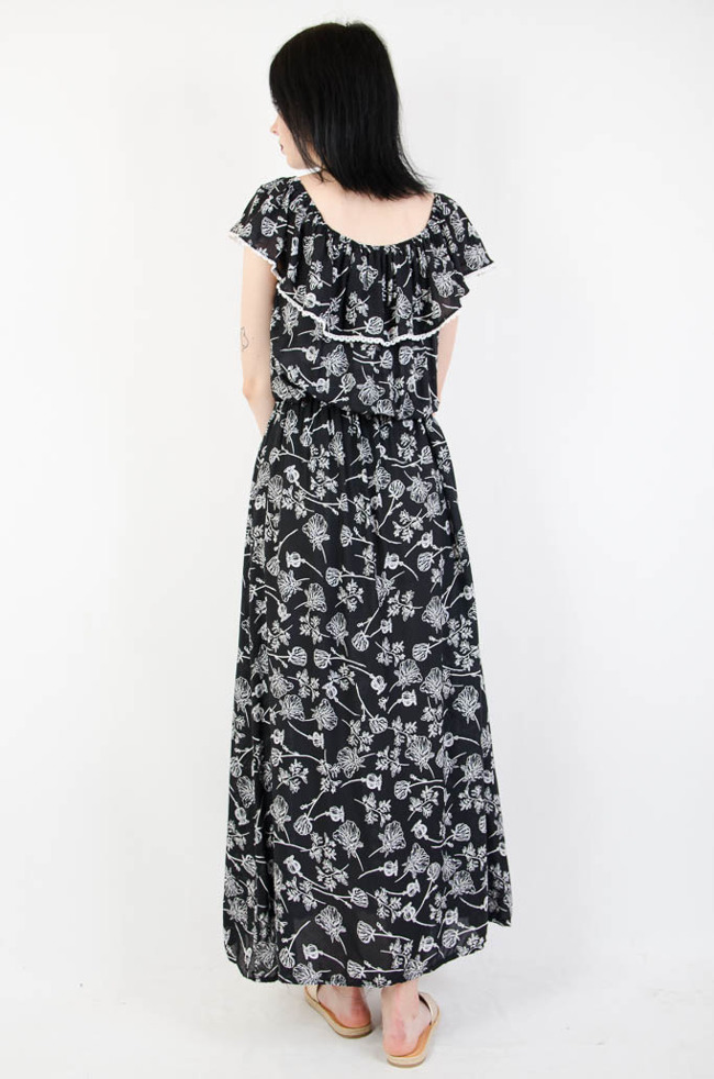 Długa czarna sukienka z hiszpańskim dekoltem w kwiatowy wzór
