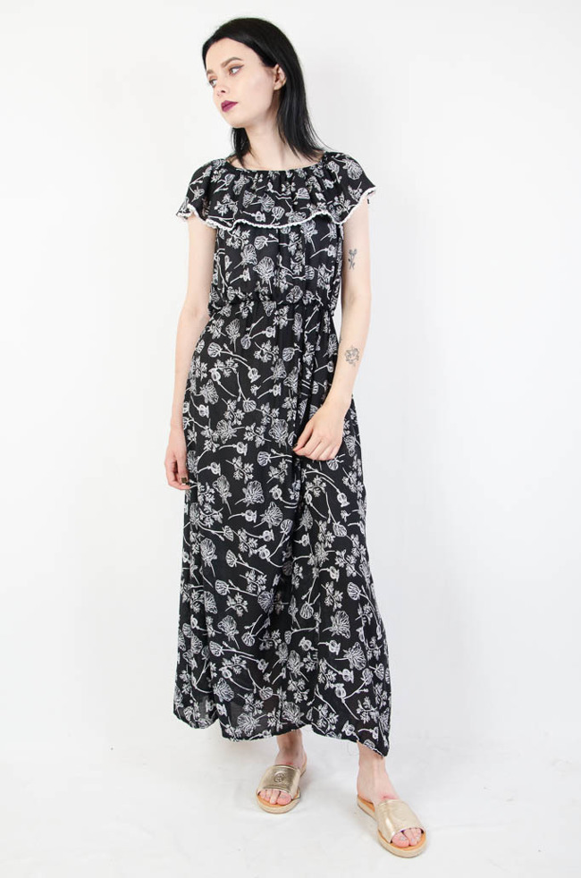 Długa czarna sukienka z hiszpańskim dekoltem w kwiatowy wzór