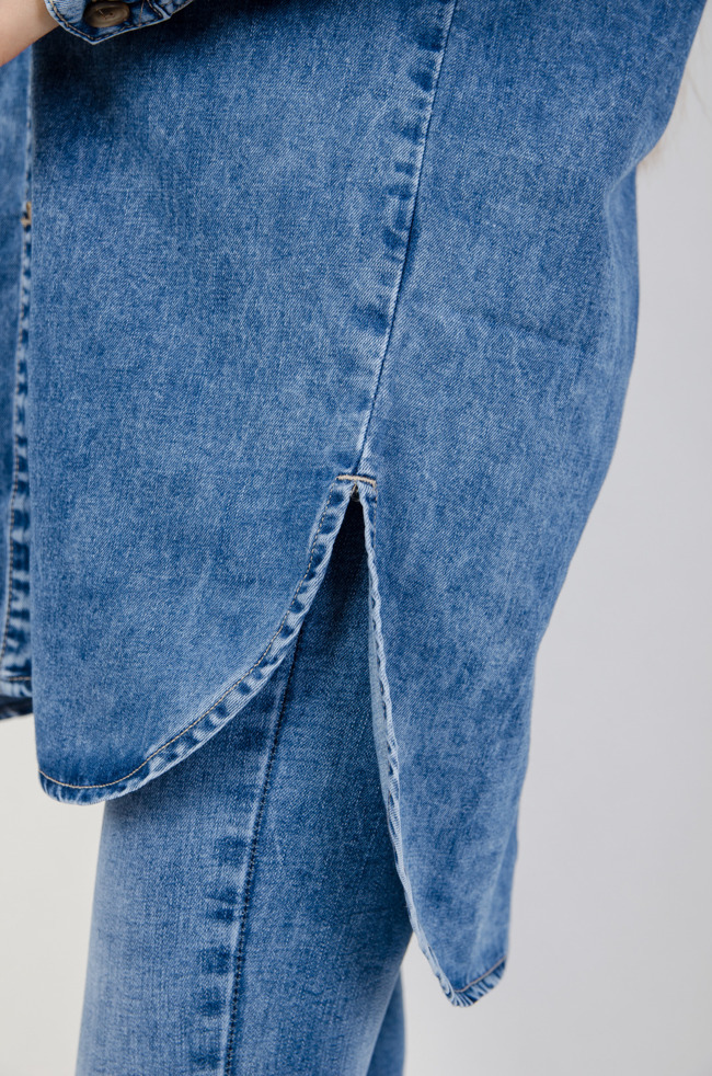 Długa koszula jeansowa z rozcięciami po bokach