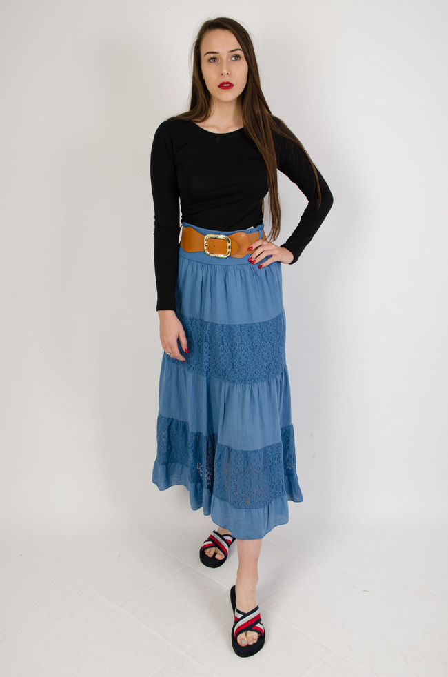 Długa niebieska spódnica z koronkowymi wstawkami i brązowym paskiem
