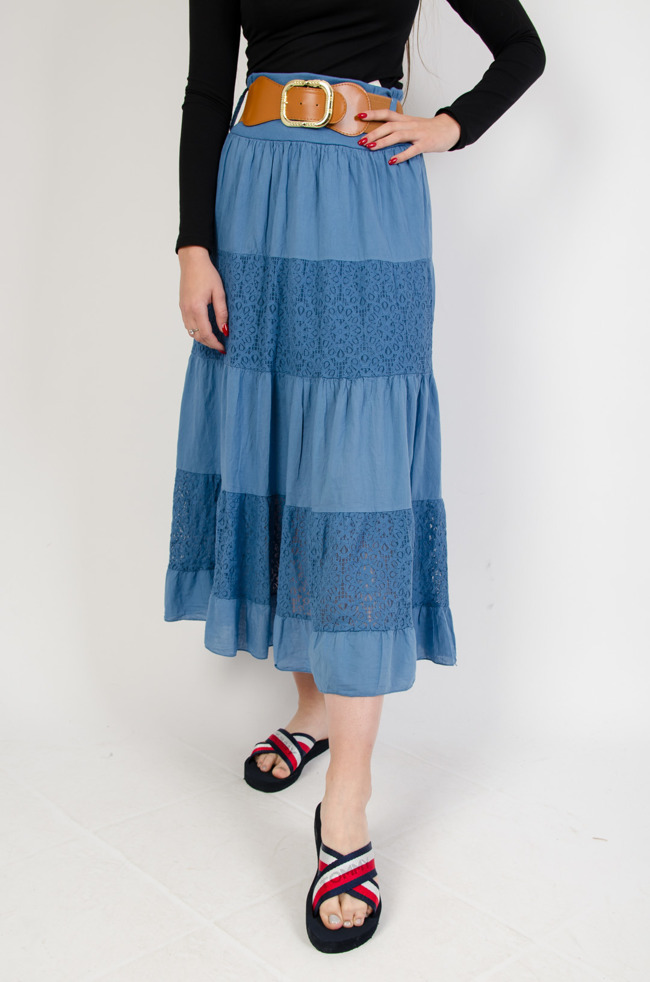 Długa niebieska spódnica z koronkowymi wstawkami i brązowym paskiem