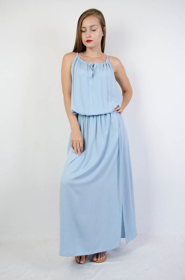 Długa niebieska sukienka z rozporkiem na boku