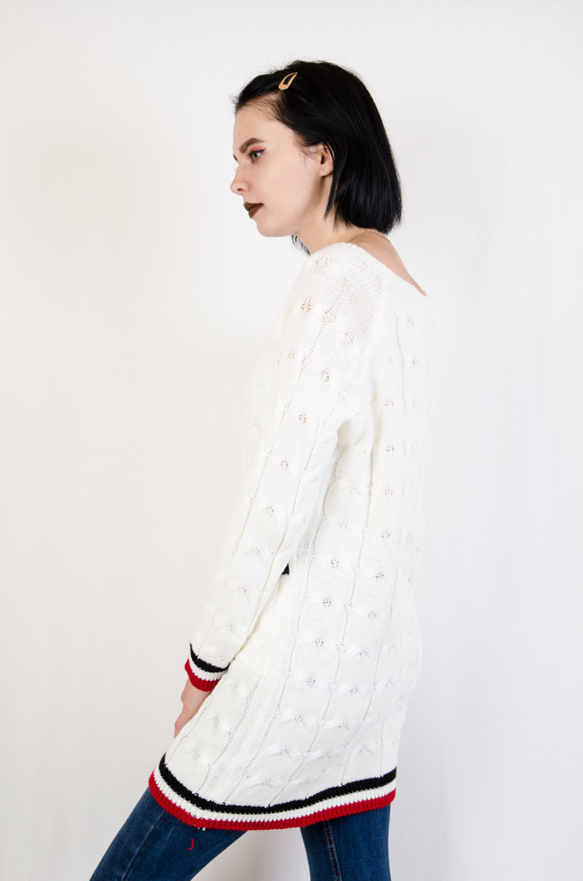 Długi biały sweter z kieszenią oraz kolorowym dołem