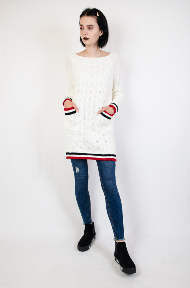 Długi biały sweter z kieszenią oraz kolorowym dołem