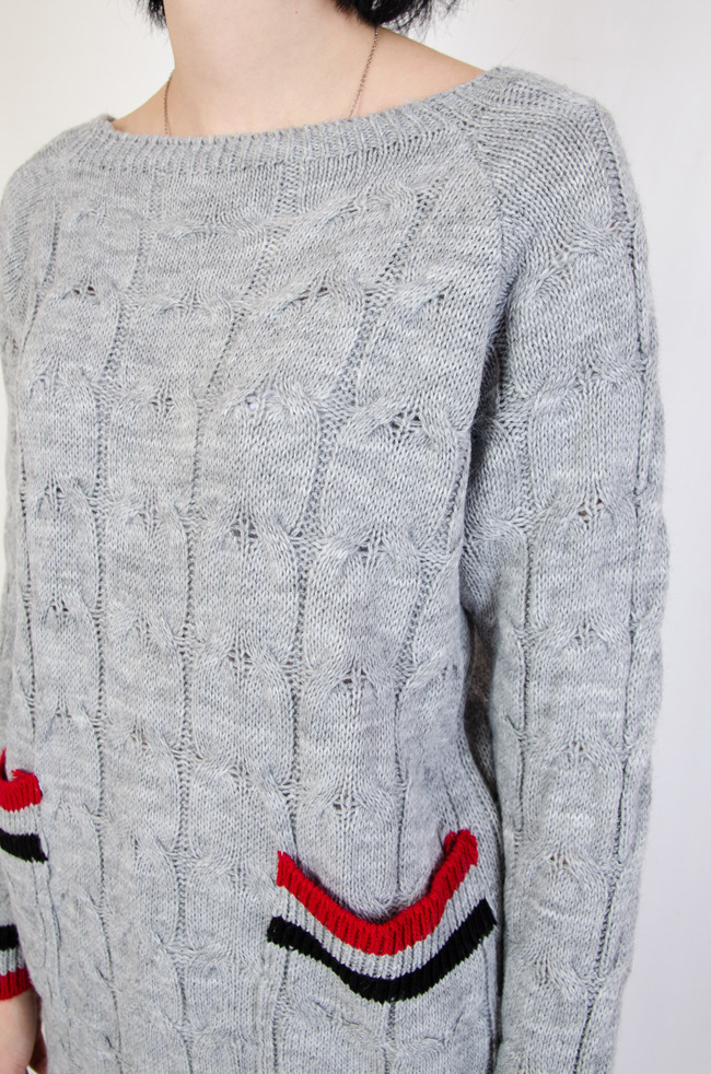 Długi szary sweter z kieszenią oraz kolorowym dołem