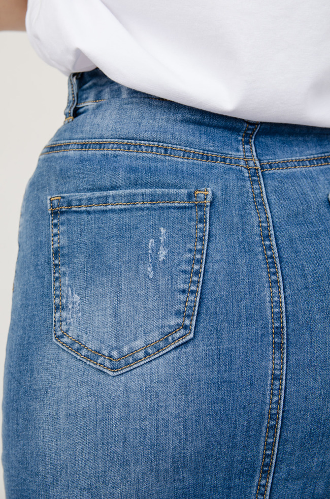 Dopasowana spódnica jeansowa z przetarciami