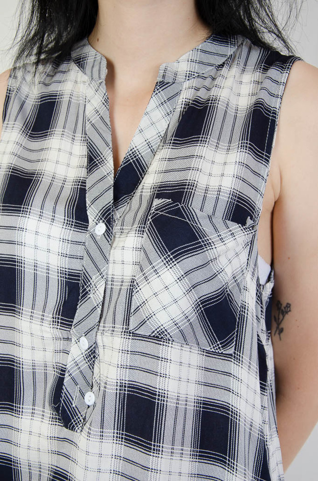 Granatowa bluzka koszulowa w kratę