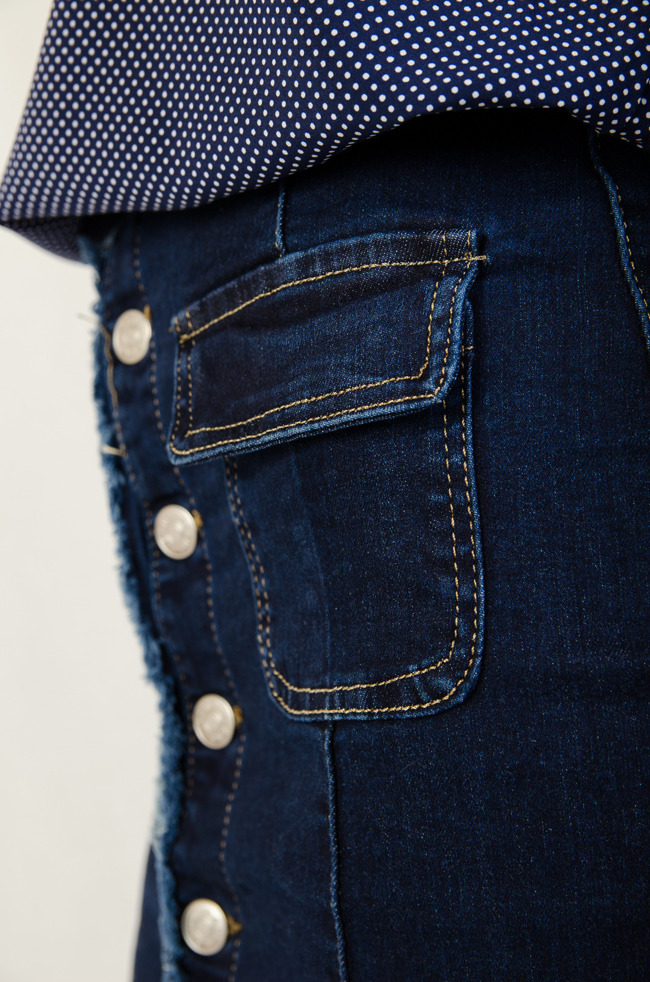 Granatowa spódniczka jeansowa z guzikami