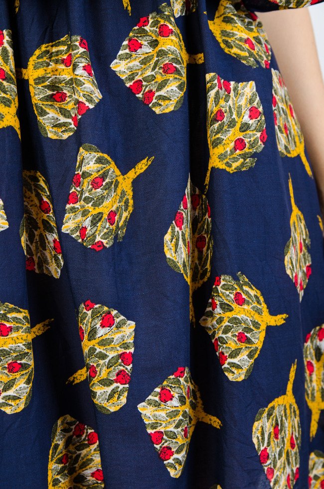 Granatowa wzorzysta sukienka z hiszpańskim dekoltem 
