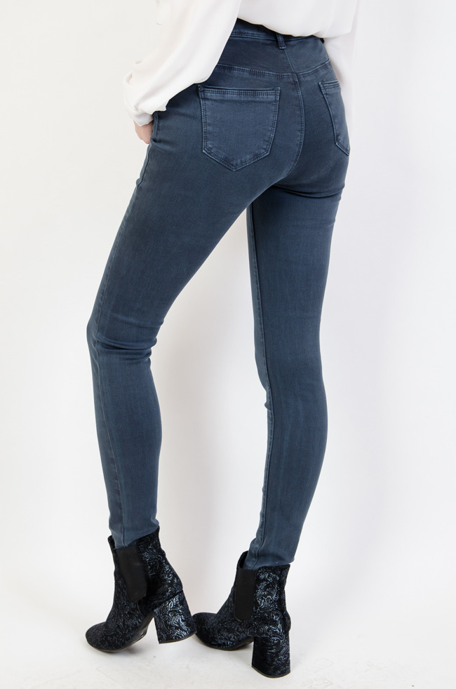Granatowe spodnie jeansowe skinny