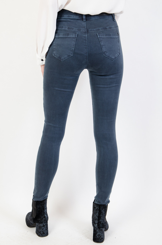 Granatowe spodnie jeansowe skinny