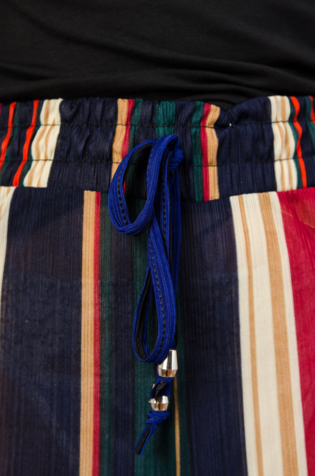 Granatowo-czerwone spodnie w paski z szeroką nogawką