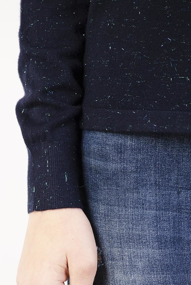 Granatowy sweterek z wiązaniami przy ramionach
