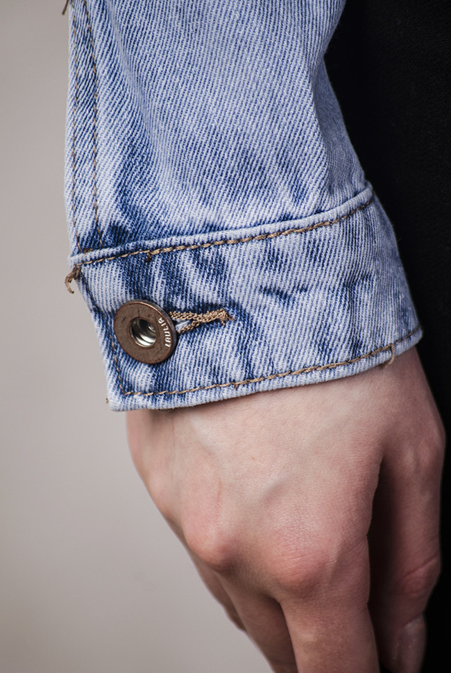 Jasna krótka kurtka jeansowa z dziurami