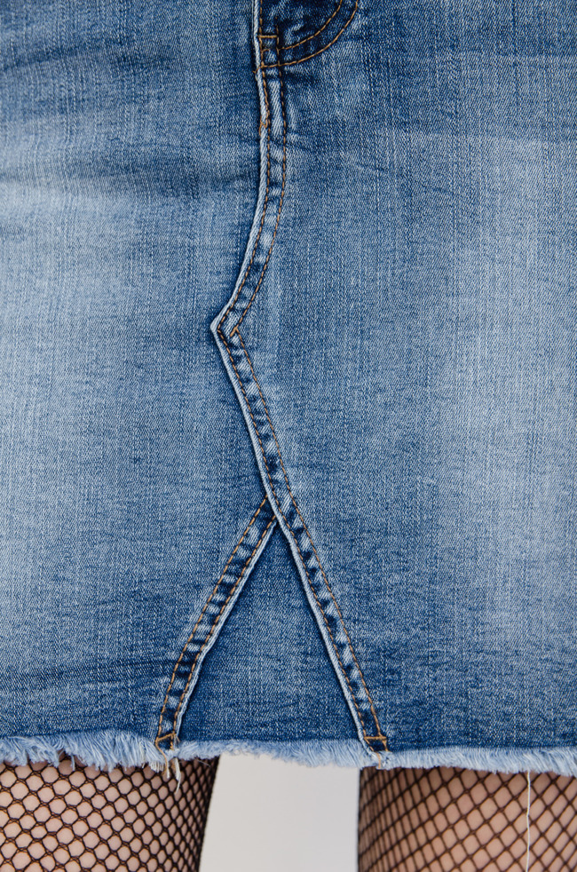 Jasna spódnica jeansowa z szarpaniem 