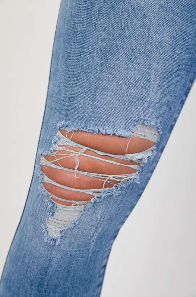 Jasne spodnie jeansowe push up z przetarciami