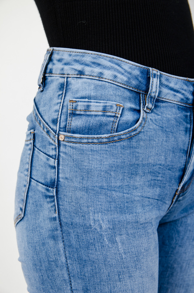 Jasne spodnie jeansowe typu push up