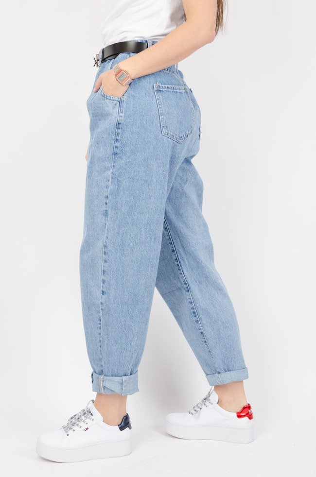 Jasne spodnie typu balloon jeans z wysokim stanem