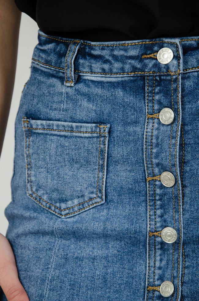 Jeansowa spódnica z kieszeniami oraz rzędem guzików