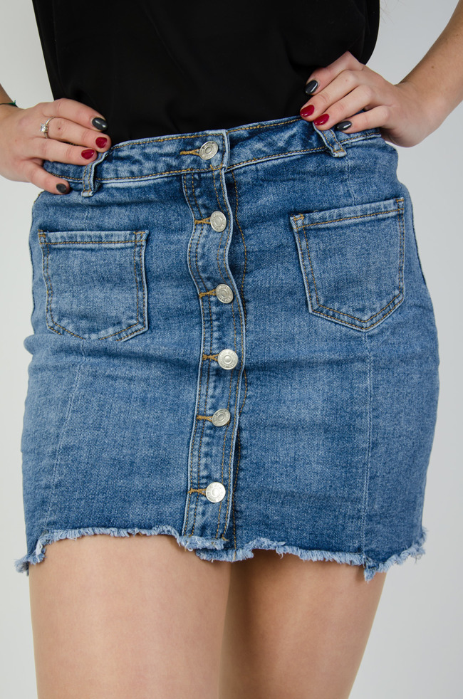 Jeansowa spódnica z kieszeniami oraz rzędem guzików