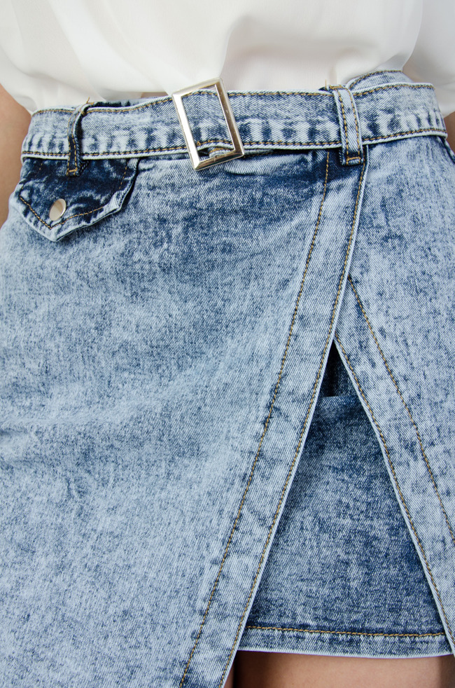 Jeansowa spódnica z rozcięciem na boku oraz paskiem