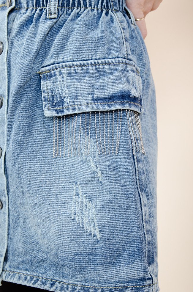 Jeansowa spódnica zapinana na guziki z łańcuszkami