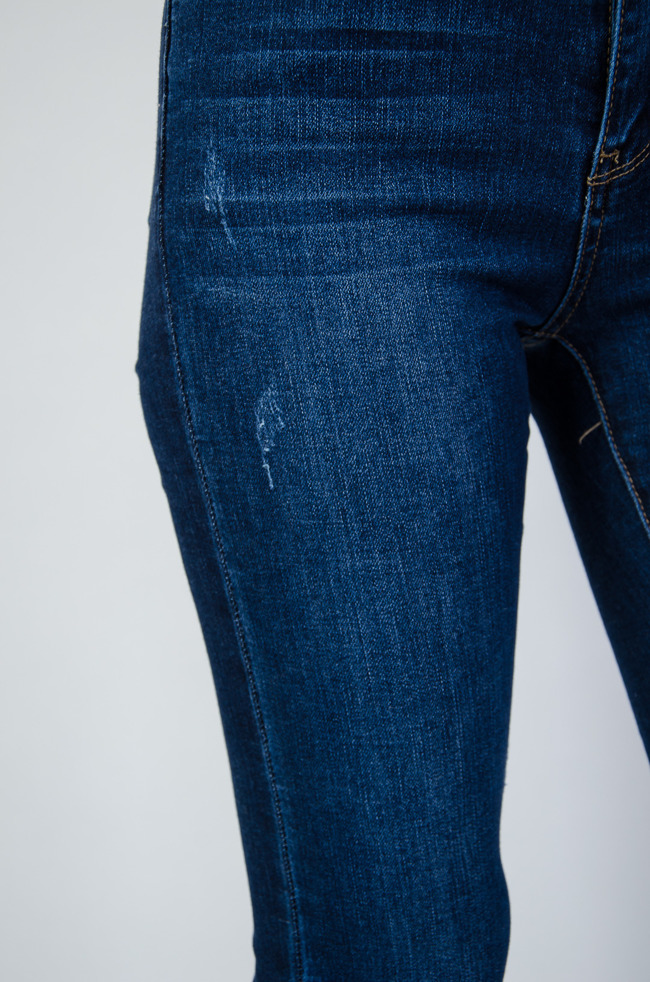 Jeansowe przylegające spodnie z przetarciami
