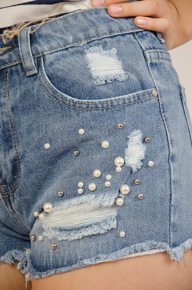 Jeansowe spodenki z przetarciami oraz perełkami
