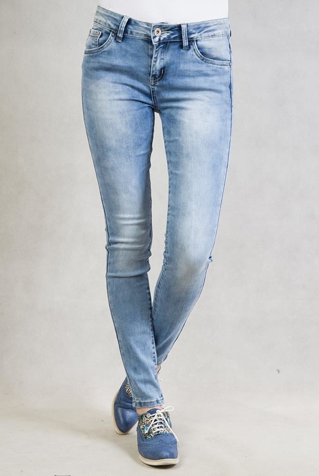 Klasyczne spodnie jeansowe zwężane przy nogawkach